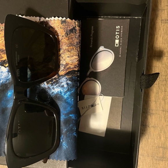 BRAND NEW!!! Gorgeous black Otis Sunglasses! - Picture 8 of 10